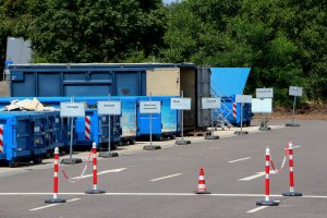 Blaue Müllcontainer auf der Abfallanlage