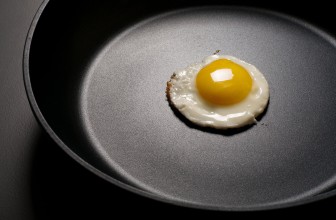 Bratpfanne mit Antihaftbeschichtung